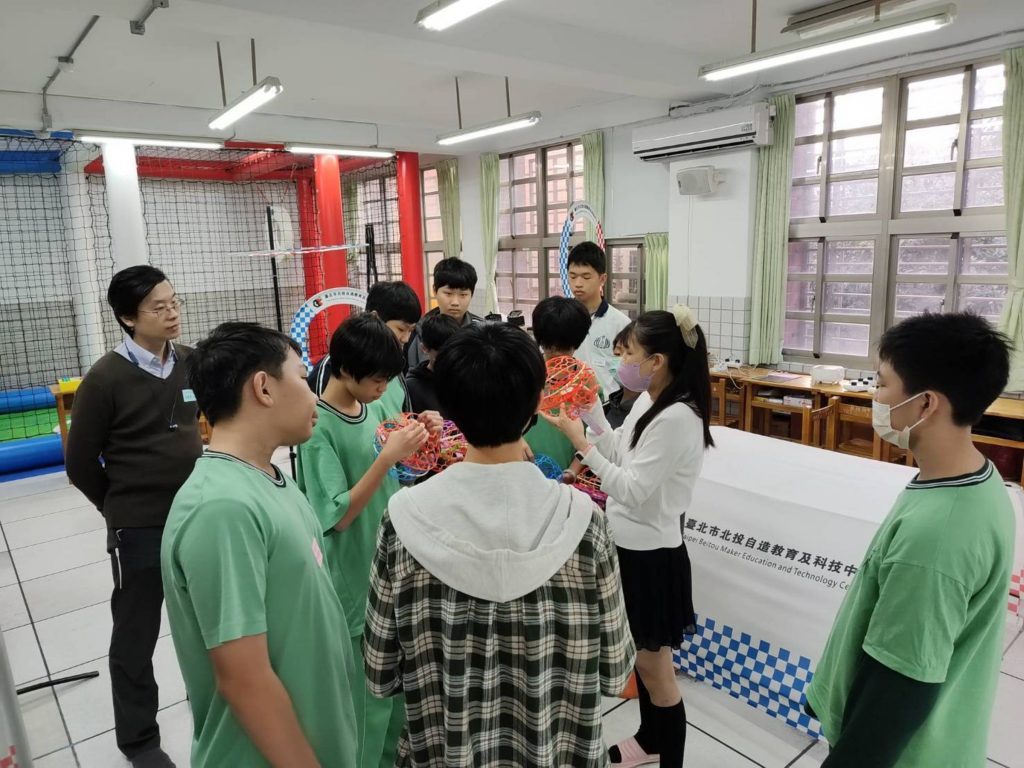 北市北投國中攜手中正高中 體驗無人機飛行樂趣